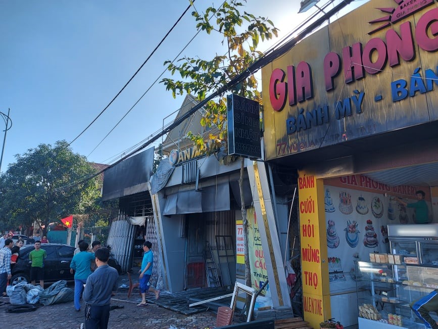 Tấm biển quảng cáo của tiệm bánh