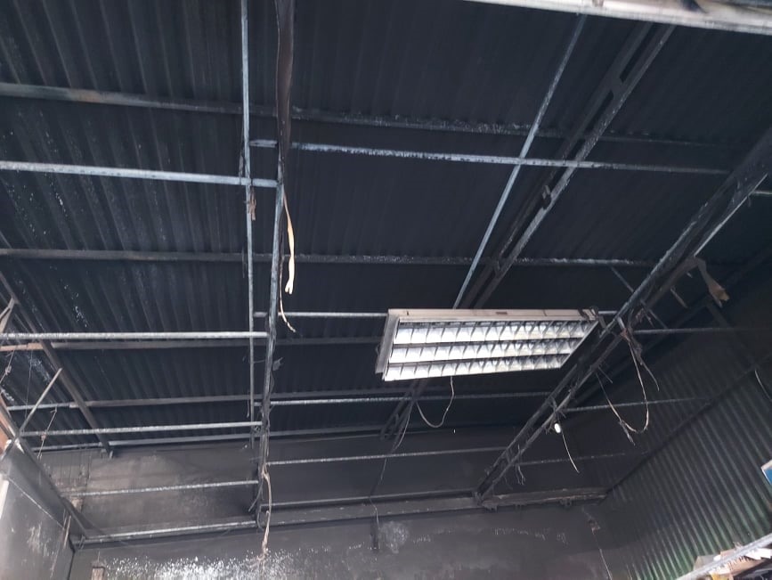 Trên phần mái của cửa hàng An Nam bị khói om đen ngòm. Ảnh: TT.