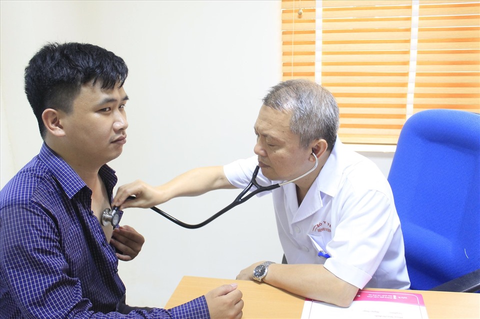 GS Thành truyền nghề dạy nghề y cho các học trò bằng cả tấm lòng. Ảnh: Tâm Thanh