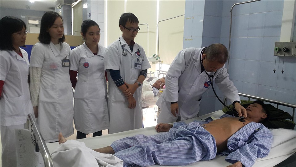 Các học trò vây quanh một ca khám của GS Thành. Ảnh: Thanh Xuân