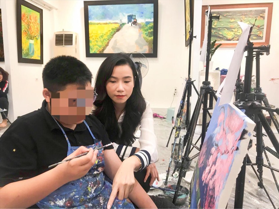 Cô Lương Giang luôn nhẹ nhàng truyền cảm hứng cho trẻ tự kỷ. Ảnh: Trang Hoài