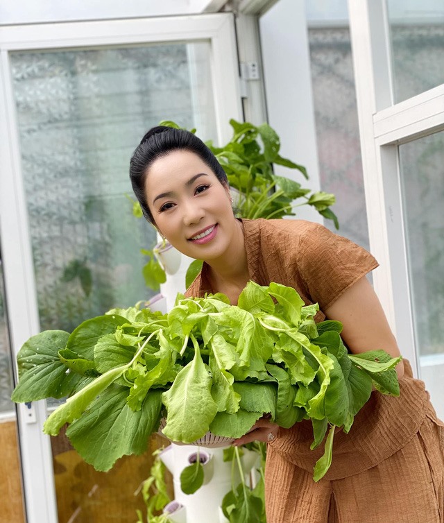 Trịnh Kim Chi siêng nấu các món có rau thơm kể từ khi trồng vườn. Cần rau gì, chị cầm rổ đi hái thay vì mua ngoài chợ hay siêu thị như thường lệ.