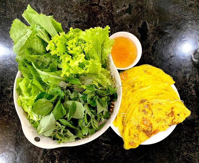 Cuối tuần qua, á hậu hái rau cải, rau thơm để trổ tài đổ bánh xèo. Chị cho biết rất mê món bánh này nhưng vì phải dùng kèm rau sống nên e ngại mỗi lần thưởng thức ở nhà hàng. Đĩa bánh xèo vàng ruộm, có nhân thịt, giá được nêm nếm vừa miệng càng ngon hơn khi cuốn cùng xà lách, diếp cá, kinh giới... tươi ngon hái từ vườn nhà.