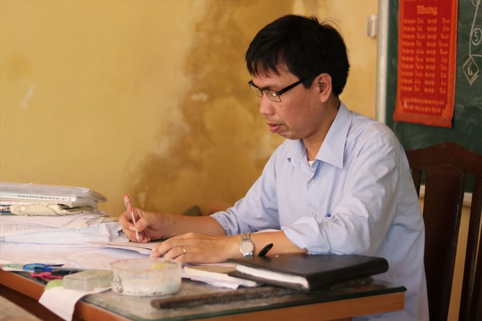 Ngoài giờ lên lớp, thầy Trường vẫn miệt mài nghiên cứu, viết sách, viết sáng kiến kinh nghiệm trong nghề. Ảnh: Lan Nhi.