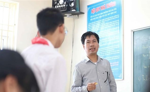 Giờ học toán sôi nổi do thầy Trường đứng lớp. Ảnh: Thanh Tùng
