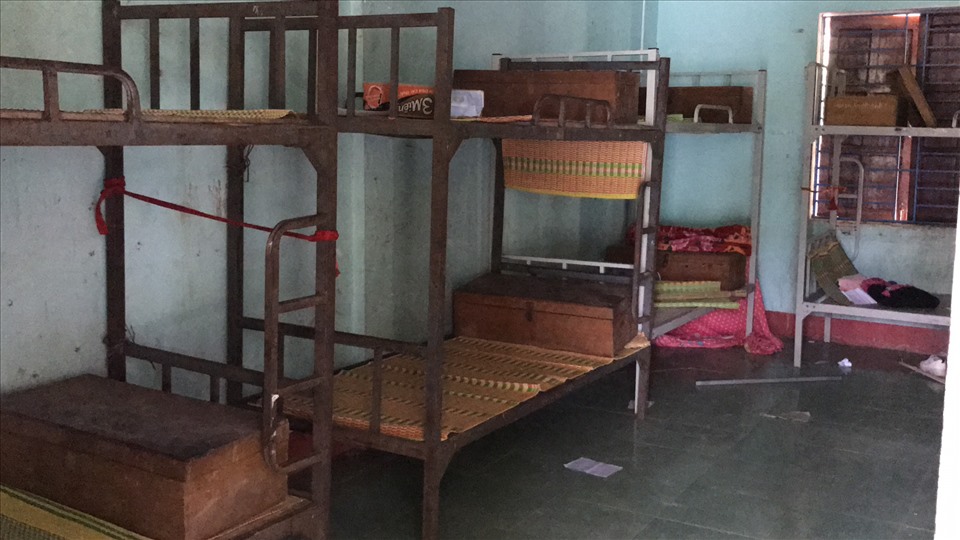Khu bán trú lâu ngày không ở trở nên ngổn ngang.