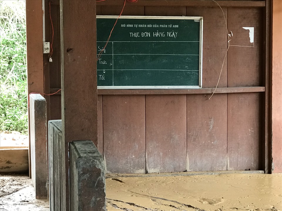 Khu nhà ăn của học sinh dù được giáo viên liên tục dọn dẹp nhưng sau trận mưa thì lớp bùn lại tràn vào dày gần 10cm.