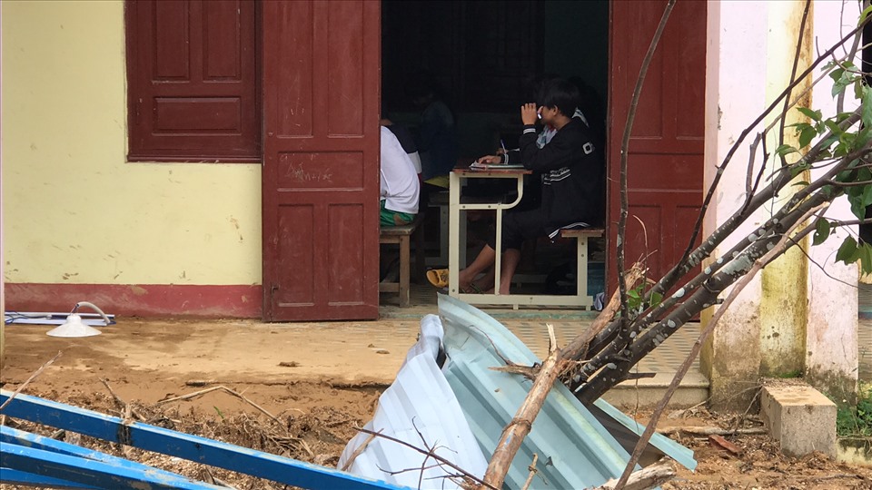 Bên ngoài là những công nhân
