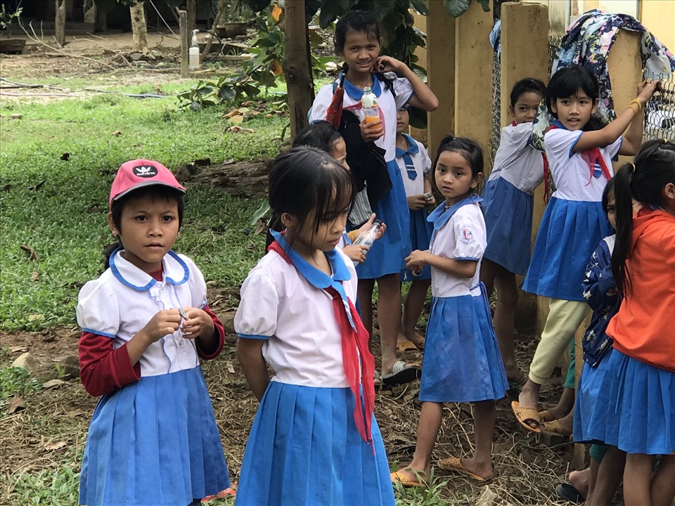 Hôm nay (18.11) là ngày thứ 2 học sinh ở Trường PTDT bán trú Tiểu học và THCS Trà Ka đi học trở lại sau 20 ngày nghỉ bão số 9.