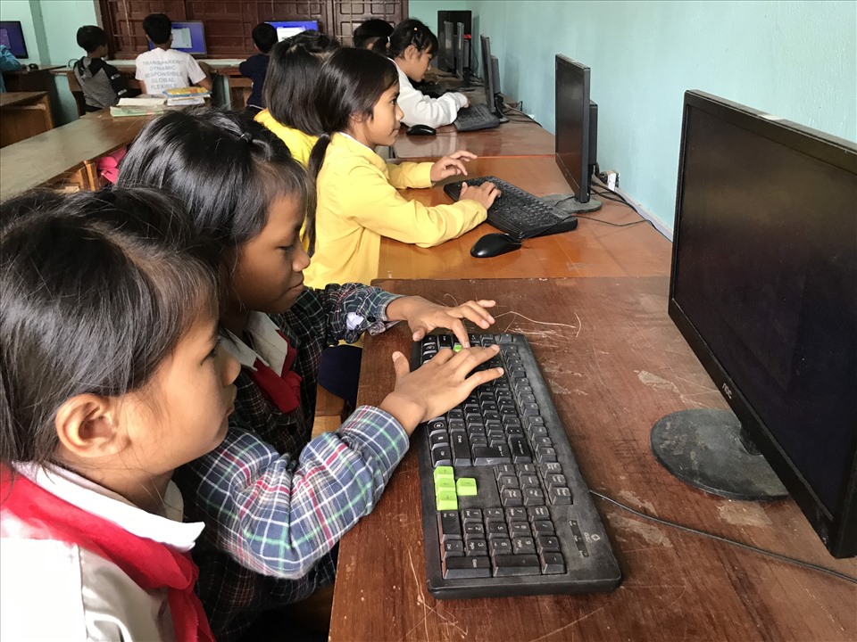 Thời tiết cũng khô ráo trong nhiều ngày nên các em được quay lại điểm trường chính để học tin học.