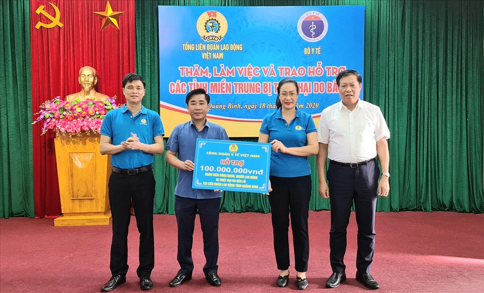 Phó Chủ tịch Tổng LĐLĐ VN Ngọ Duy Hiểu cùng CĐ Y tế VN trao hỗ trợ cho CNVCLĐ Quảng Bình bị thiệt hại do mưa lũ. Ảnh: Lê Phi Long
