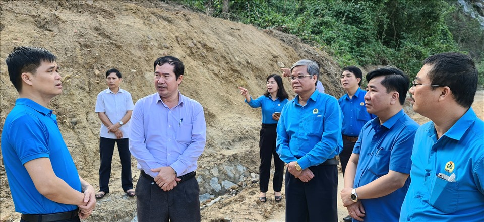 Phó Chủ tịch Tổng LĐLĐ VN Ngọ Duy Hiểu đến địa điểm xảy ra sạt lở núi tại trạm bảo vệ rừng Thác Voi để nắm rõ những khó khăn, vất vả, nguy hiểm của CNVCLĐ đang làm việc nơi đây. Ảnh: Lê Phi Long