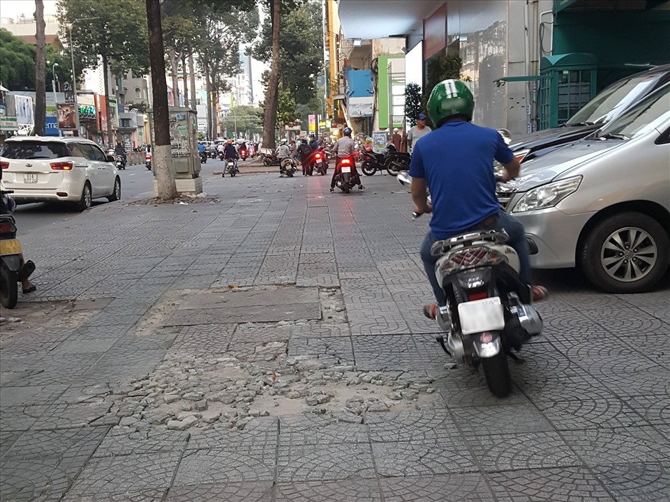 Một điểm trên vỉa hè đường Nguyễn Thị Minh Khai bị nứt vỡ, hư hỏng. Ảnh: Hữu Huy