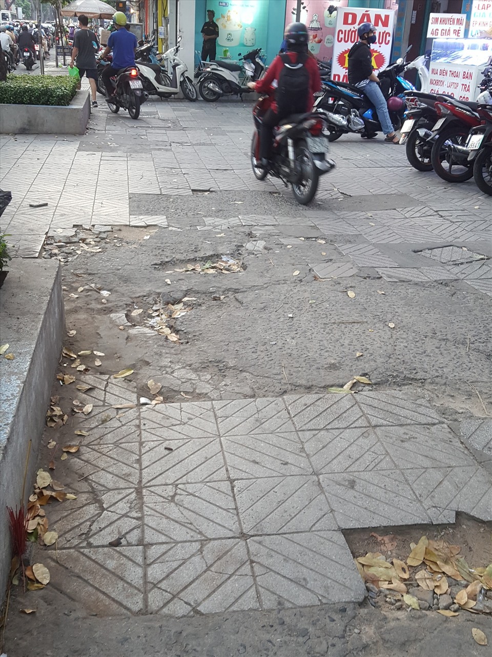 Vỉa hè đường 3 tháng 2 xuống cấp, nhếch nhác. Ảnh: Hữu Huy