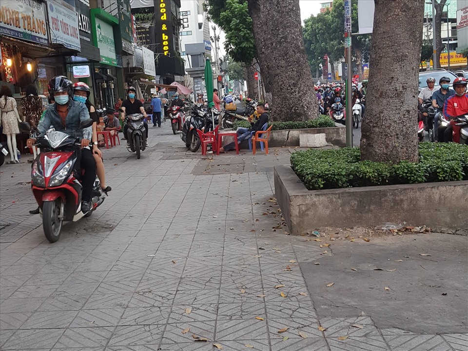 Xe máy di chuyển thành hàng trên vỉa hè đường 3 tháng 2 (Quận 11). Ảnh: Hữu Huy