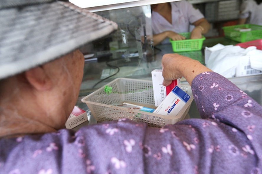 Mua thuốc tại một nhà thuốc bệnh viện ở Hà Nội. Ảnh: Hải Nguyễn