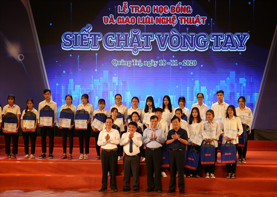 Các tân sinh viên được trao học bổng tiếp sức đến trường. Ảnh: Hưng Thơ.
