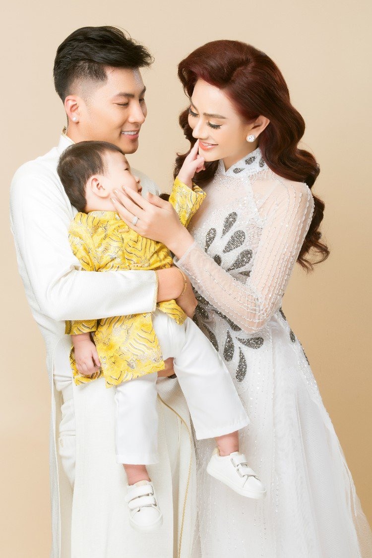 Lâm Khánh Chi và ông xã bên con trai lúc chỉ mới hơn một tuổi. Ảnh: NSCC