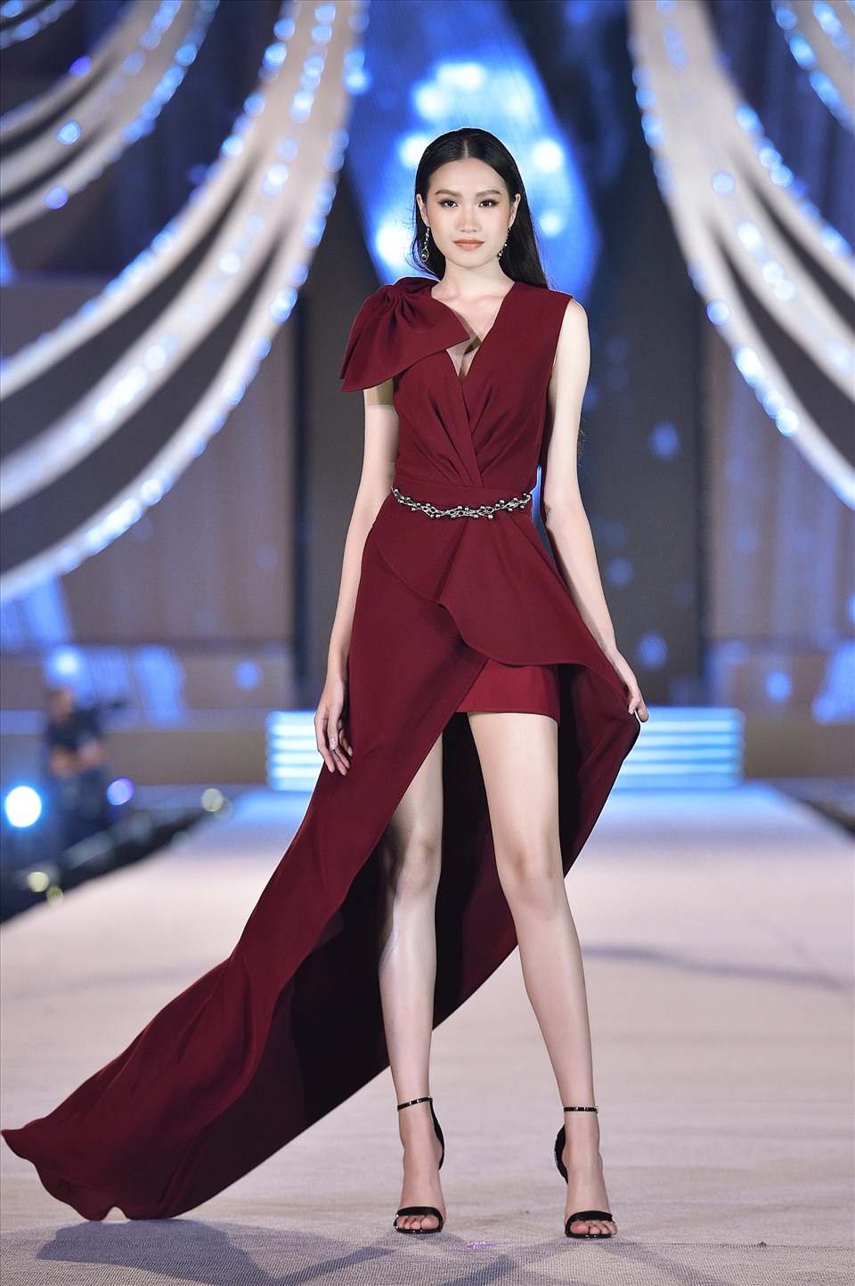 Chiều cao dưới 1m70 là hạn chế lớn nhất của Hải My khi muốn chạm tay vào chiếc vương miện Hoa hậu Việt Nam danh giá. Ảnh: Kiếng Cận.