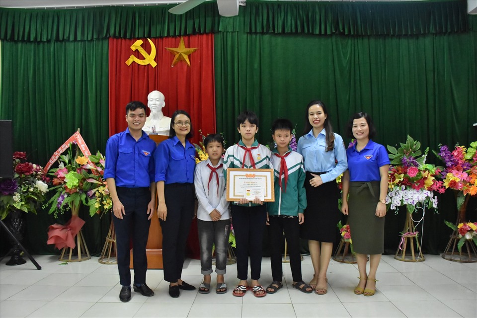 Tỉnh đoàn Hà Tĩnh tặng bằng khen cho em Quang. Ảnh: TT.