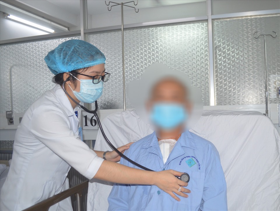 Bác sĩ thăm khám cho bệnh nhân sau phẫu thuật. Ảnh: Bệnh viện cung cấp
