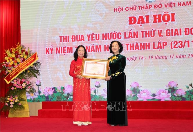 Ủy viên Bộ Chính trị, Bí thư Trung ương Đảng, Trưởng Ban Dân vận Trung ương Trương Thị Mai trao Bằng khen của Thủ tướng Chính phủ cho Hội Chữ thập đỏ Việt Nam. Ảnh: Thanh Tùng /TTXVN