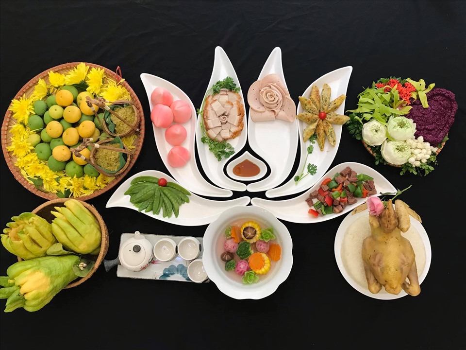 Bữa ăn được cô Hà trang trí cầu kỳ vào ngày rằm tháng 7 cùng với thông điệp về sự biết ơn, giữ gìn truyền thống, nếp văn hóa của ông cha. Ảnh: NVCC.