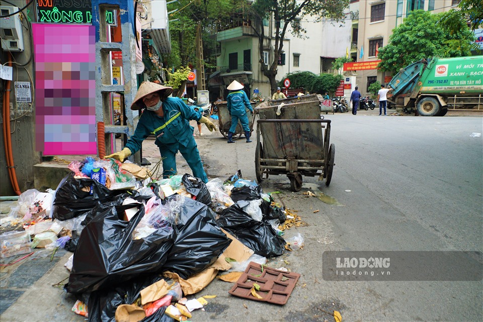 Rác thải bủa vây phố Yên Phụ. Ảnh: TG