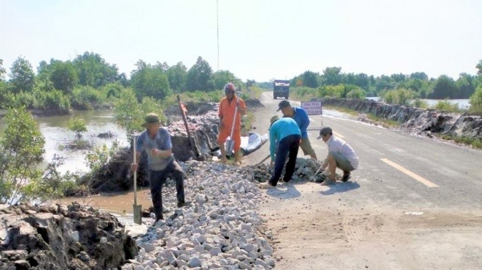 Người dân be bờ hai bên đường Hồ Chí Minh, đoạn từ Năm Căn đến Đất Mũi phòng nước ngập sâu không qua lại được (ảnh Nhật Hồ)