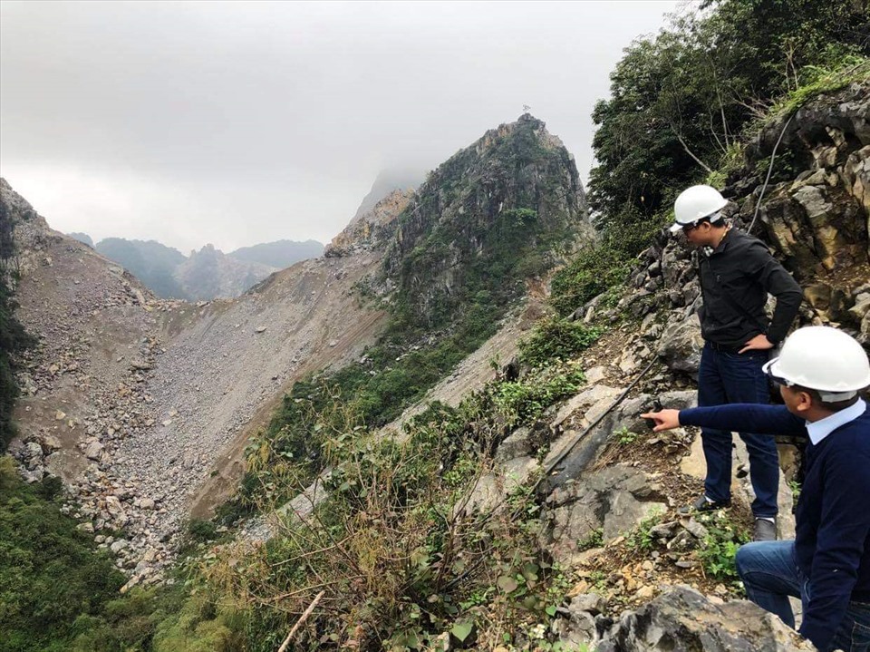 Hạt Kiểm lâm Tam Điệp kiểm tra hoạt động khai thác đá tại Công ty TNHH Duyên Hà đã phát hiện hàng chục nghìn m2 rừng phòng hộ bị vùi lấp. Ảnh: NT