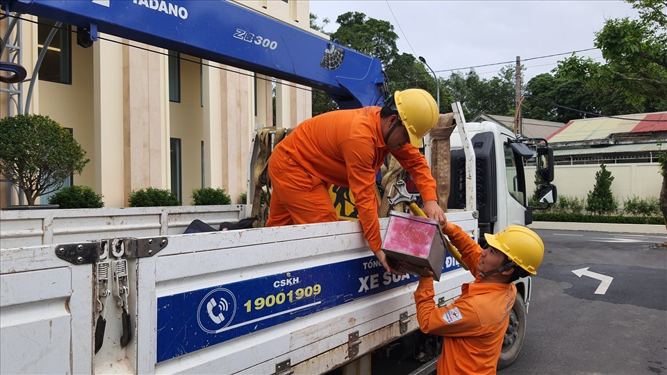 Biết tin lưới điện Quảng Nam, Quảng Ngãi bị thiệt hại nặng nề khi tâm bão đi qua, các đơn vị điện lực đã lên danh sách, chuẩn bị sẵn sàng tiếp ứng ngay khi nhận được lệnh điều động của Tổng công ty Điện lực miền Trung.