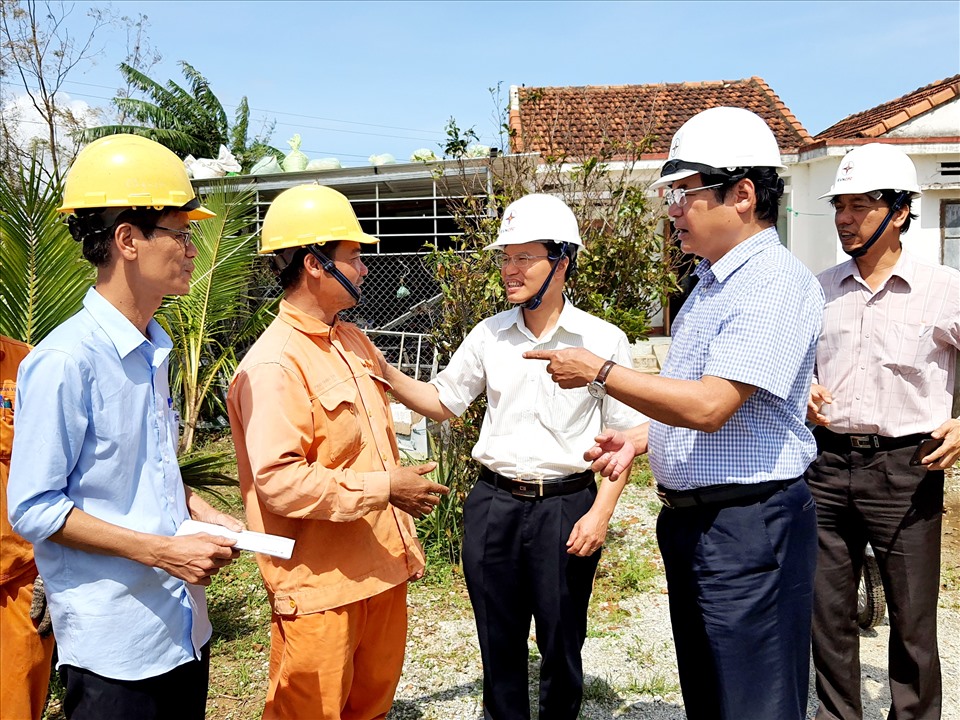 Ông Nguyễn Thành - Phó Tổng giám đốc Tổng công ty Điện lực miền Trung đã đến hiện trường thăm hỏi các kỹ sư, công nhân thuộc các Công ty Điện lực: Khánh Hoà, Đà Nẵng, Đắk Nông, Quảng Trị, Kon Tum, Bình Thuận, Ninh Thuận, Công ty truyền tải điện 3 đang tham gia hỗ trợ khắc phục sự cố do bão số 9 gây ra tại Quảng Ngãi. Ông yêu cầu các đơn vị tập trung khẩn trương cấp điện trở lại phục vụ nhân dân nhưng phải đặt yếu tố an toàn lên hàng đầu: an toàn cho nhân dân, cho chính mình và đồng nghiệp.