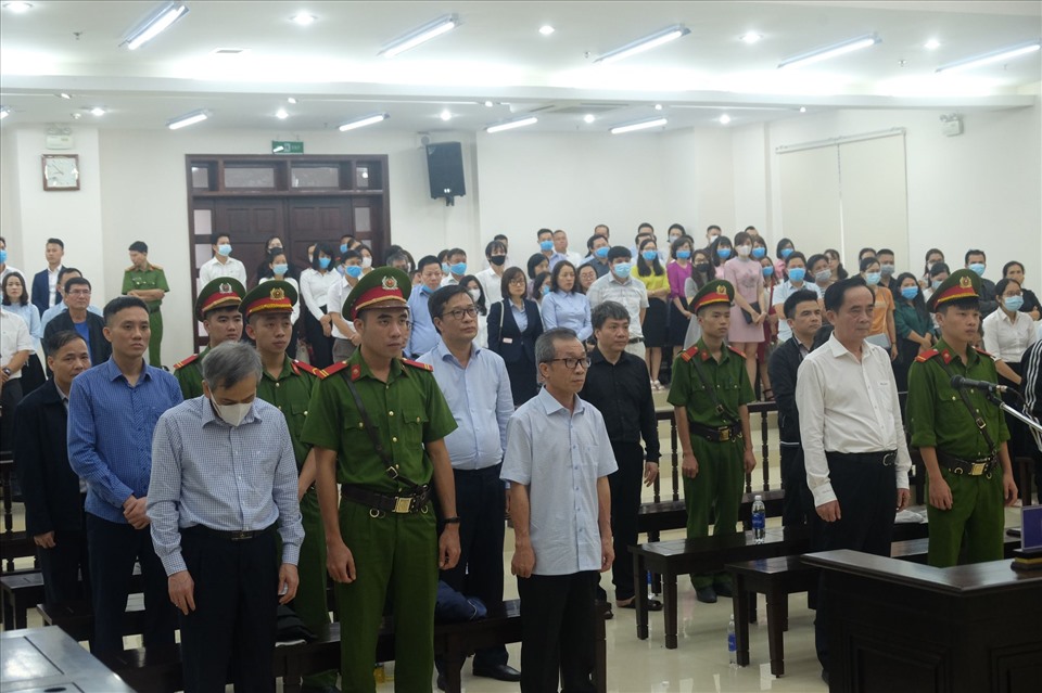 Diễn biến chiều 2.11 khi TAND Hà Nội tuyên án với 12 bị cáo liên quan đến BIDV thiệt hại hơn 1.600 tỉ đồng. Ảnh: Nam Anh.