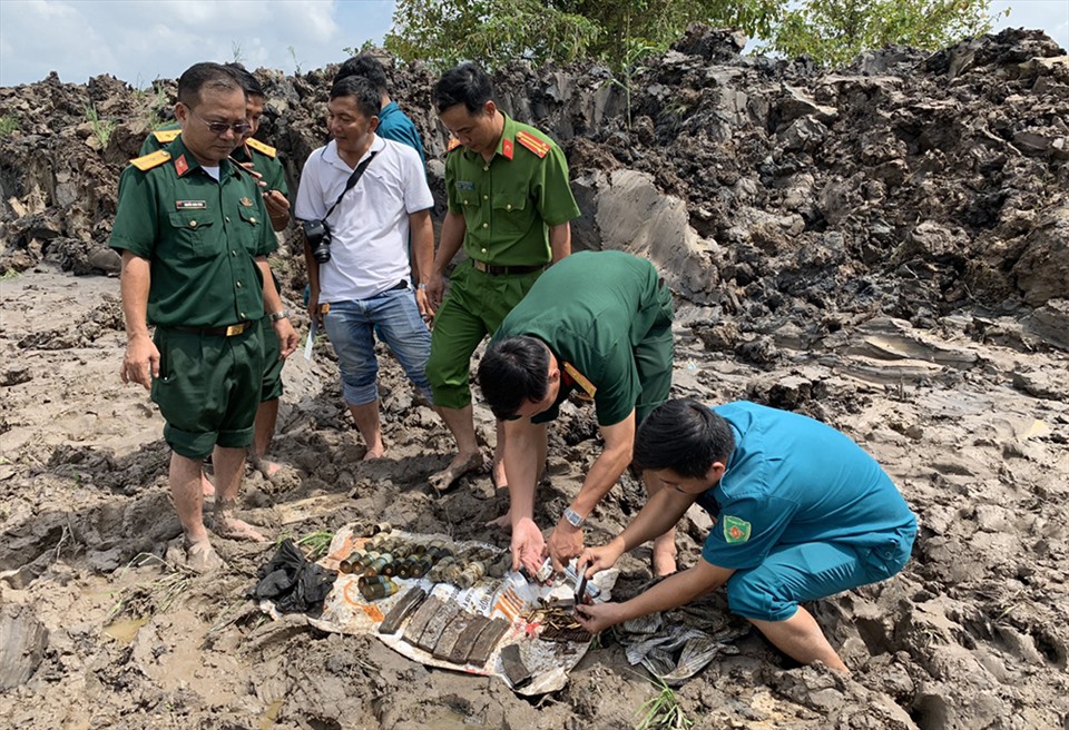 Lực lượng công binh tiếp cận hiện trường, khai quật thu giữ súng đạn dưới lòng đất. Ảnh: Vũ Tiến