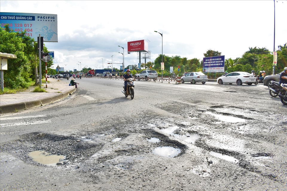 Mặt đường tại nút giao IC3 (quận Cái Răng, TP.Cần Thơ) bị xuống cấp, ổ gà gây nguy cơ tai nạn giao thông cho người dân khi lưu thông qua đoạn này. Ảnh: Thành Nhân