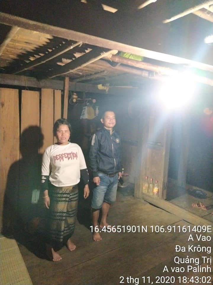 Bà con rất vui khi lại có cái điện