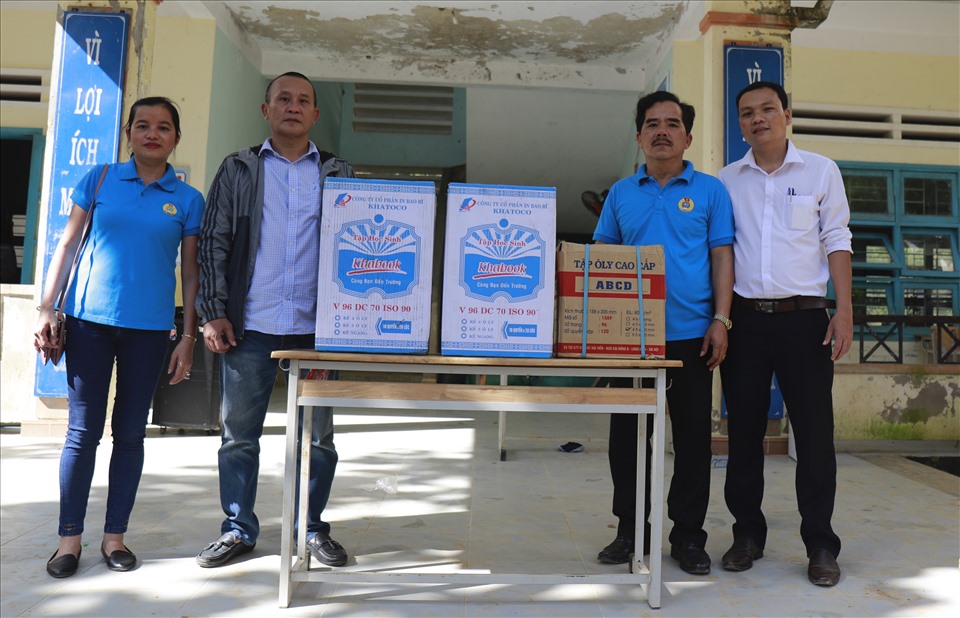 Quỹ Tấm lòng Vàng Lao Động đã phối hợp với LĐLĐ huyện Phước Sơn trao tặng 6.500 quyển vở, 1.000 SGK cho trường trường Phổ thông dân tộc bán trú tiểu học và THCS Phước Kim.