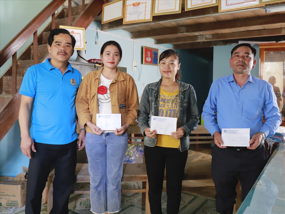 Quỹ Tấm lòng Vàng Lao Động phối hợp LĐLĐ huyện Phước Sơn trao tặng tiền hỗ trợ cho đoàn viên công đoàn, người lao động xã Phước Kim có nhà bị cuốn trôi do bão.