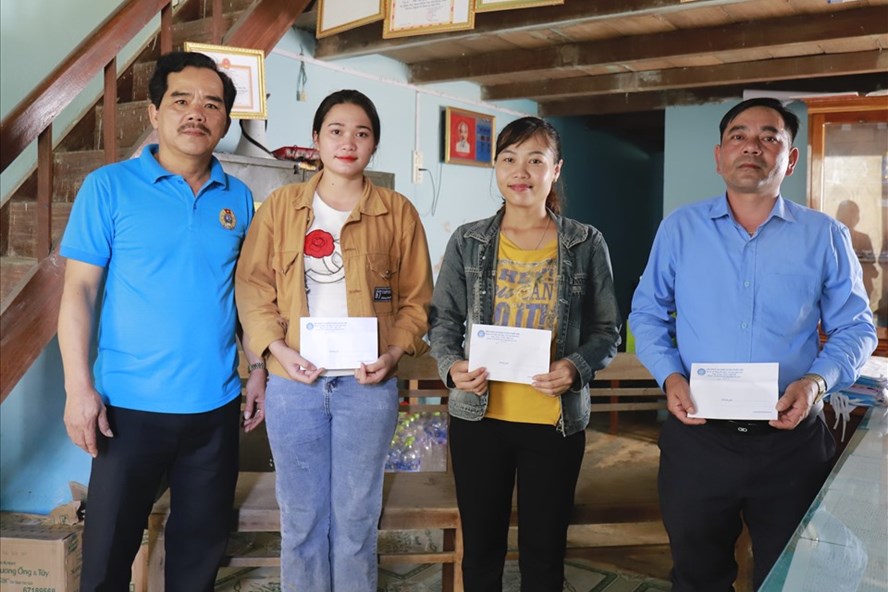Quỹ Tấm lòng Vàng phối hợp với LĐLĐ huyện Phước Sơn trao tiền hỗ trợ đoàn viên côgn đoàn có nhà bị cuốn trôi trong bão.