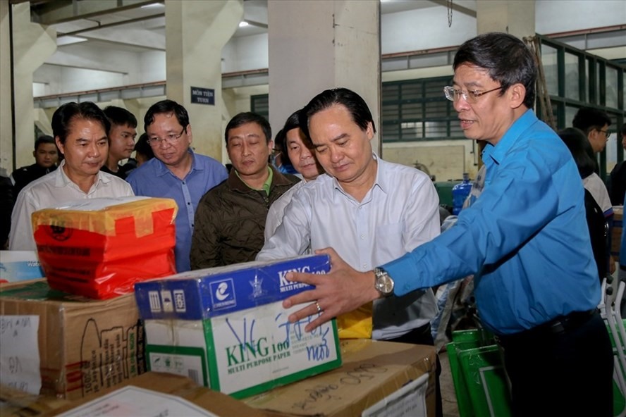 Công đoàn Giáo dục Việt Nam hỗ trợ trang thiết bị học tập đến miền Trung. Ảnh CĐGDVN