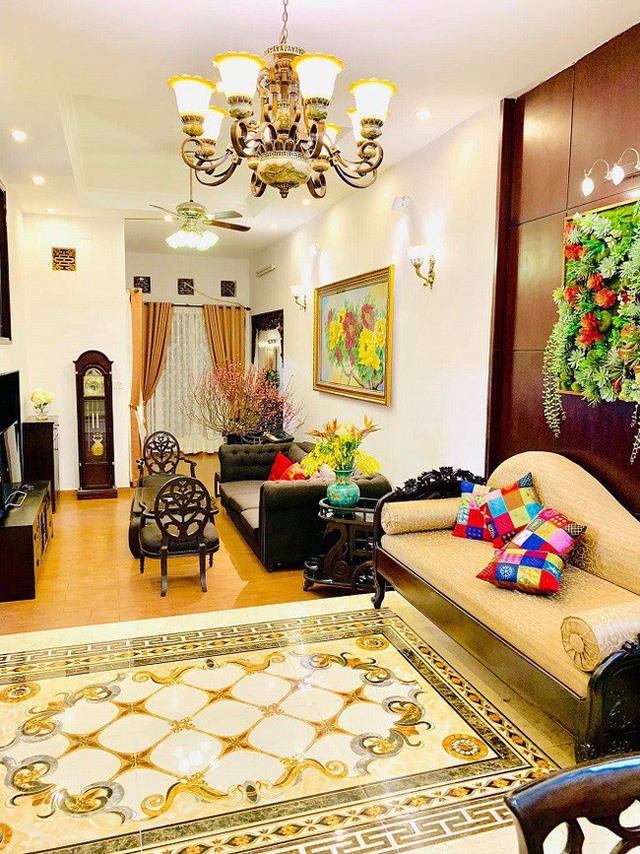 Sau khi quyết định về Việt Nam hoạt động nghệ thuật, cô đã sửa sang ngôi nhà này lại khang trang hơn.