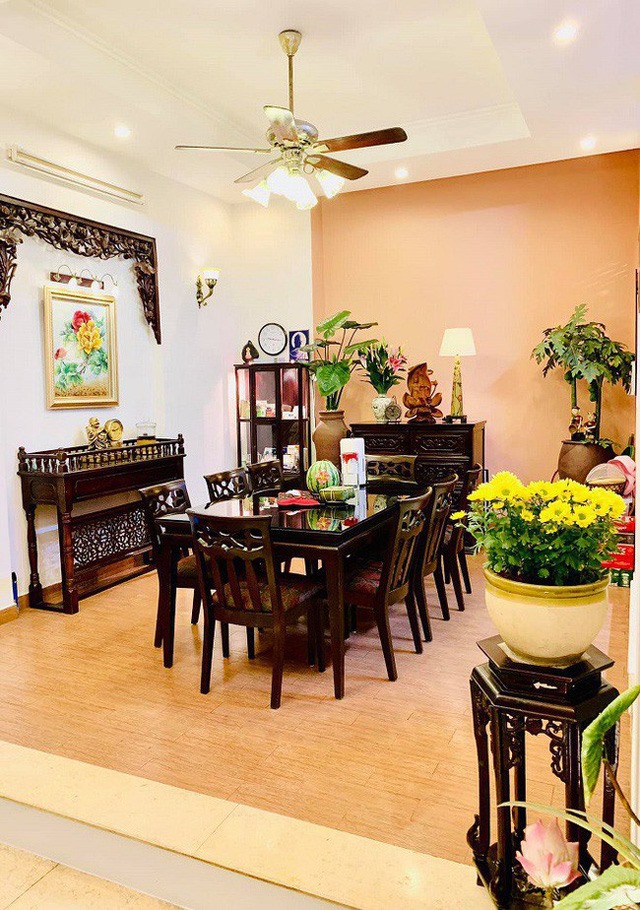 Thúy Nga tiết lộ rằng các đồng nghiệp, bạn bè khi ghé vào nhà chơi đều khen cách bài trí và lựa chọn đồ vật trang trí của mẹ, nhất là khu phòng ăn gọn gàng và thiết kế theo phong cách cổ điển. Ảnh: NSCC