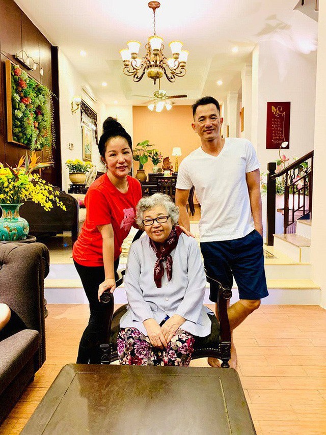 Thúy Nga tiết lộ mẹ là người thích sự lãng mạn và tinh tế, nên trong ngôi nhà được bà tỉ mỉ chăm chút từng góc nhỏ nhất.