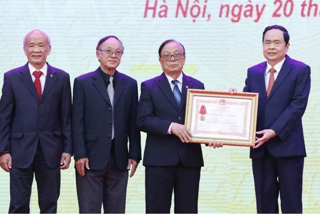 Bí thư Trung ương Đảng, Chủ tịch UBTƯ MTTQ Việt Nam, Phó Chủ tịch Hội đồng Thi đua – Khen thưởng Trung ương Trần Thanh Mẫn đã trao tặng Huân chương Lao động Hạng ba cho Hiệp hội Làng nghề Việt Nam. Ảnh: Quang Vinh