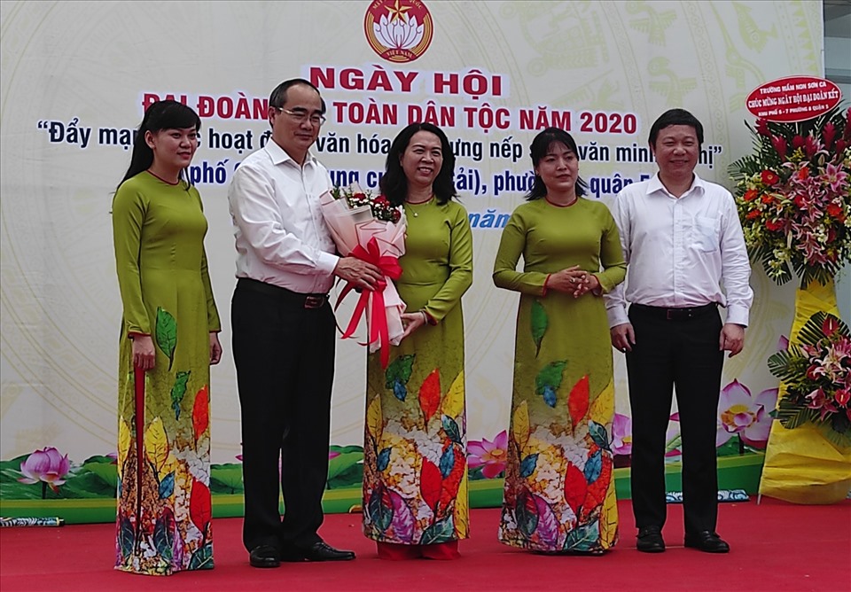 Ông Nguyễn Thiện Nhân trao hoa chúc mừng Ban giám hiệu trường mầm non Sơn Ca (Phường 8, Quận 5) nhân kỷ niệm ngày Nhà giáo Việt Nam. Ảnh: Hữu Huy