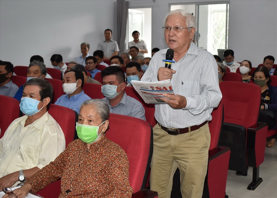 Cử tri Nguyễn Văn Phú (phường Đa Kao, quận 1) phát biểu ý kiến tại buổi tiếp xúc. Ảnh: Minh Quân