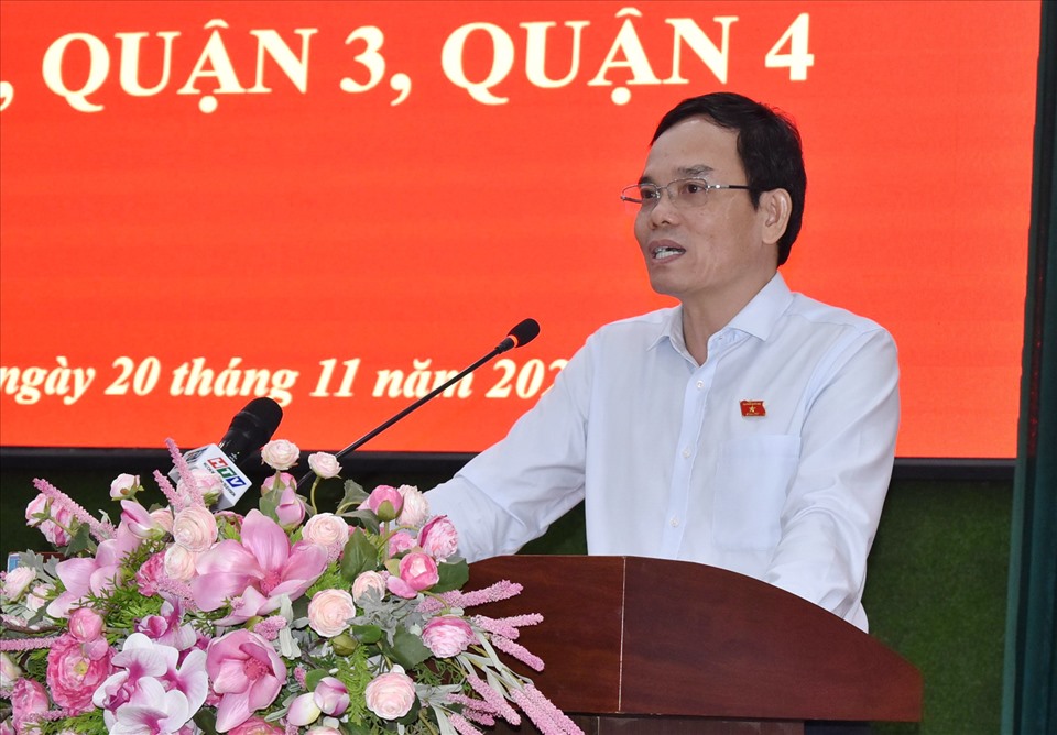 Phó Bí thư Thường trực Thành ủy TPHCM Trần Lưu Quang phát biểu tại buổi tiếp xúc. Ảnh: Minh Quân