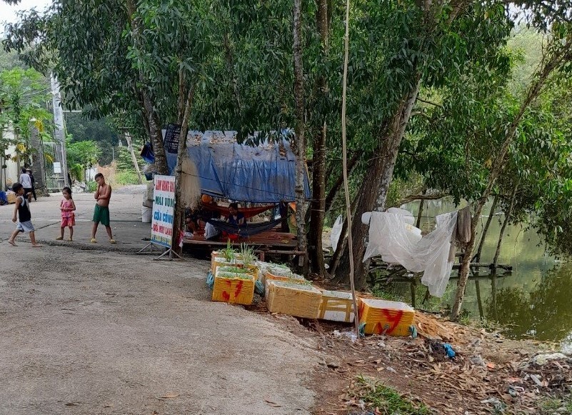 Xung quanh khu vực nhiều trẻ vẫn chơi đùa ở hồ nước không có rào chắn. Ảnh: Dương Bình