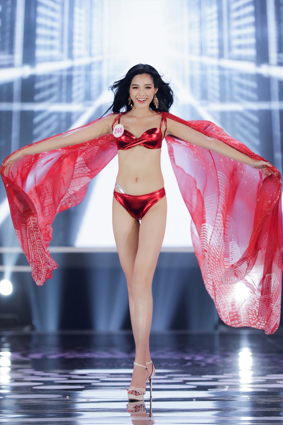 Người đẹp sinh năm 2001 có những phần thể hiện xuất sắc trong đêm chung kết Hoa hậu Việt Nam 2020. Ảnh: HHVN.