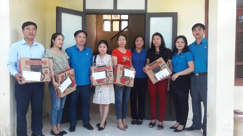 Trao quà cho đoàn viên thuộc LĐLĐ huyện Can Lộc bị thiệt hại do lũ lụt. Ảnh: CĐ.
